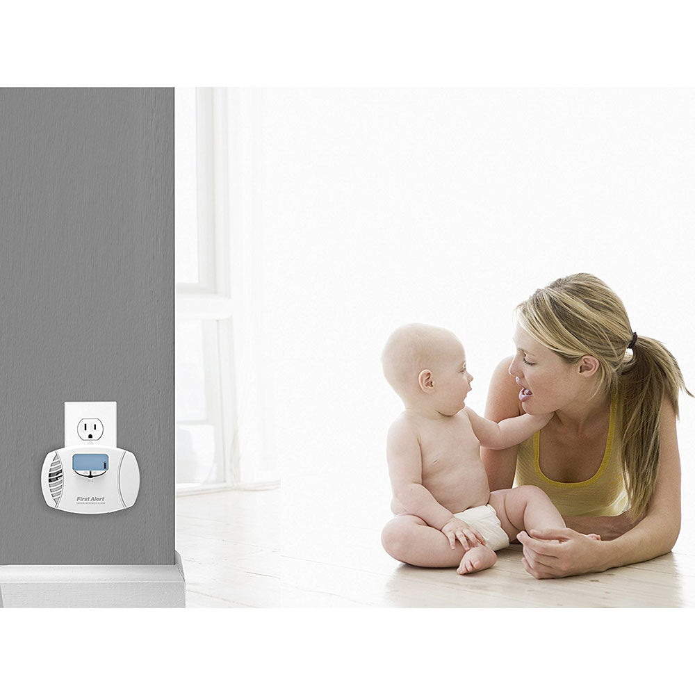 First Alert CO615 Plug - in Carbon Monoxide Alarm with Digital Display (1039746)