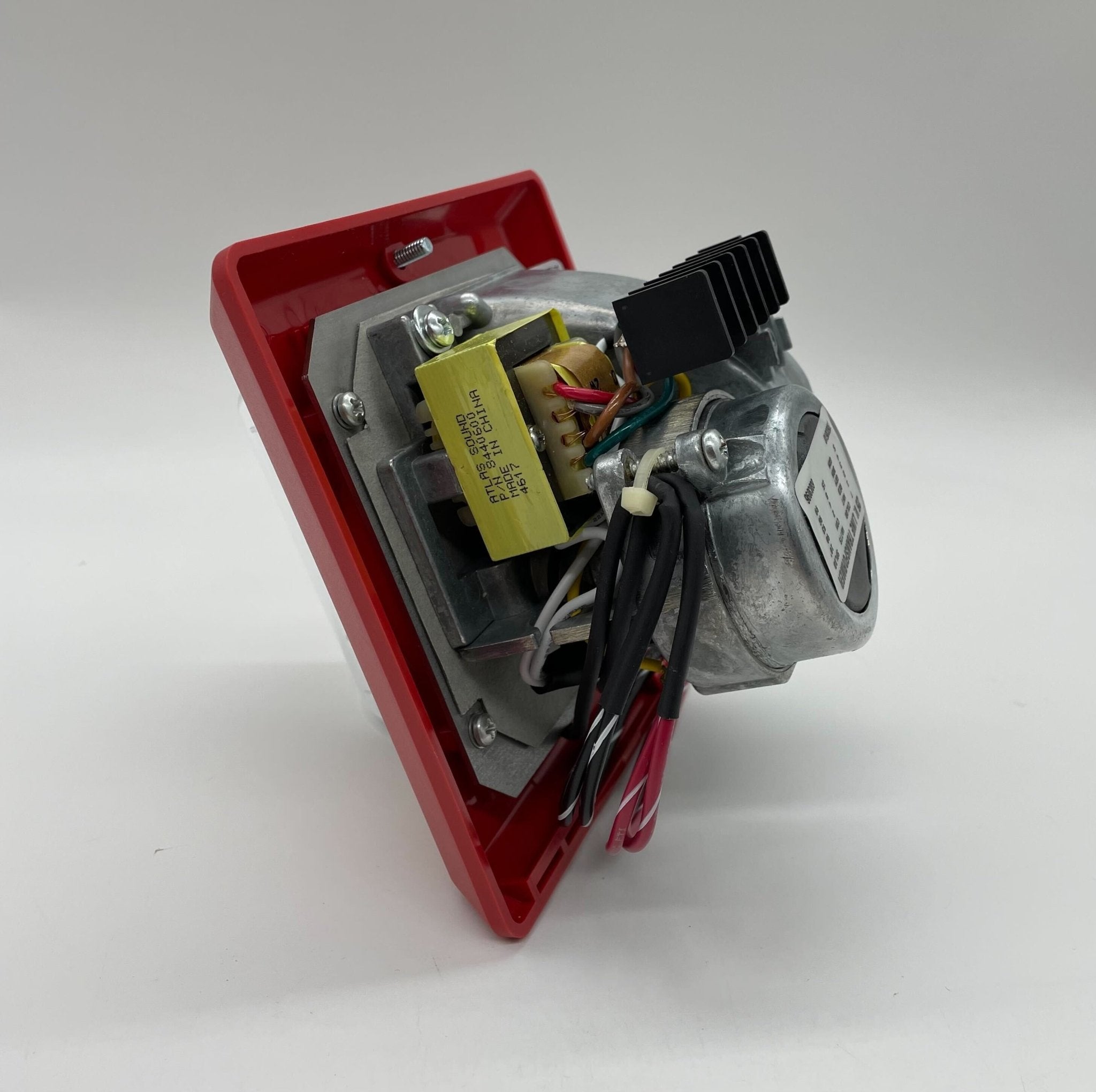 Edwards 757-8A-RS25 110 Cd re-entrant speaker strobe with speaker grille and strobe housing in a professional alarm system setup