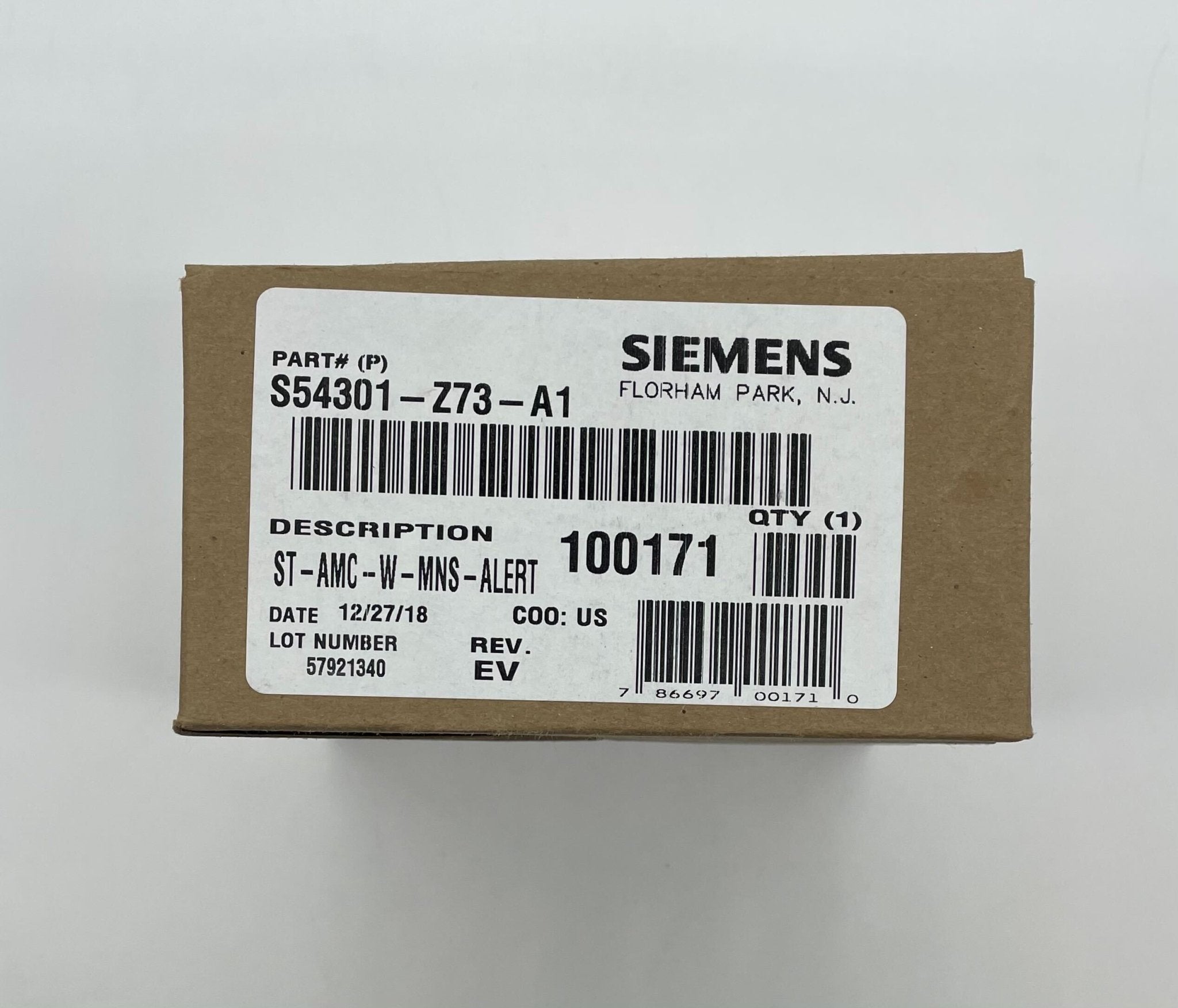 Siemens ST-AMC-W-MNS-ALERT strobe light with warning alert, mounted on wall for emergency signaling.
