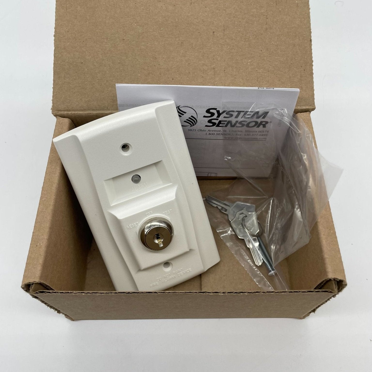 System Sensor RTS151KEY remote resting station for testing fire alarm systems, featuring a compact design and easy access controls.