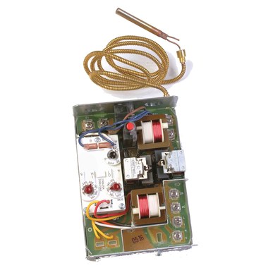 Resideo R8182H1070/U Combo Protector Relay & Hydronic Heating Control w/ High Limit: 10F fixed, Low Limit/Circulator, Junction Box Mount (10F to 25F), R8182H1070
