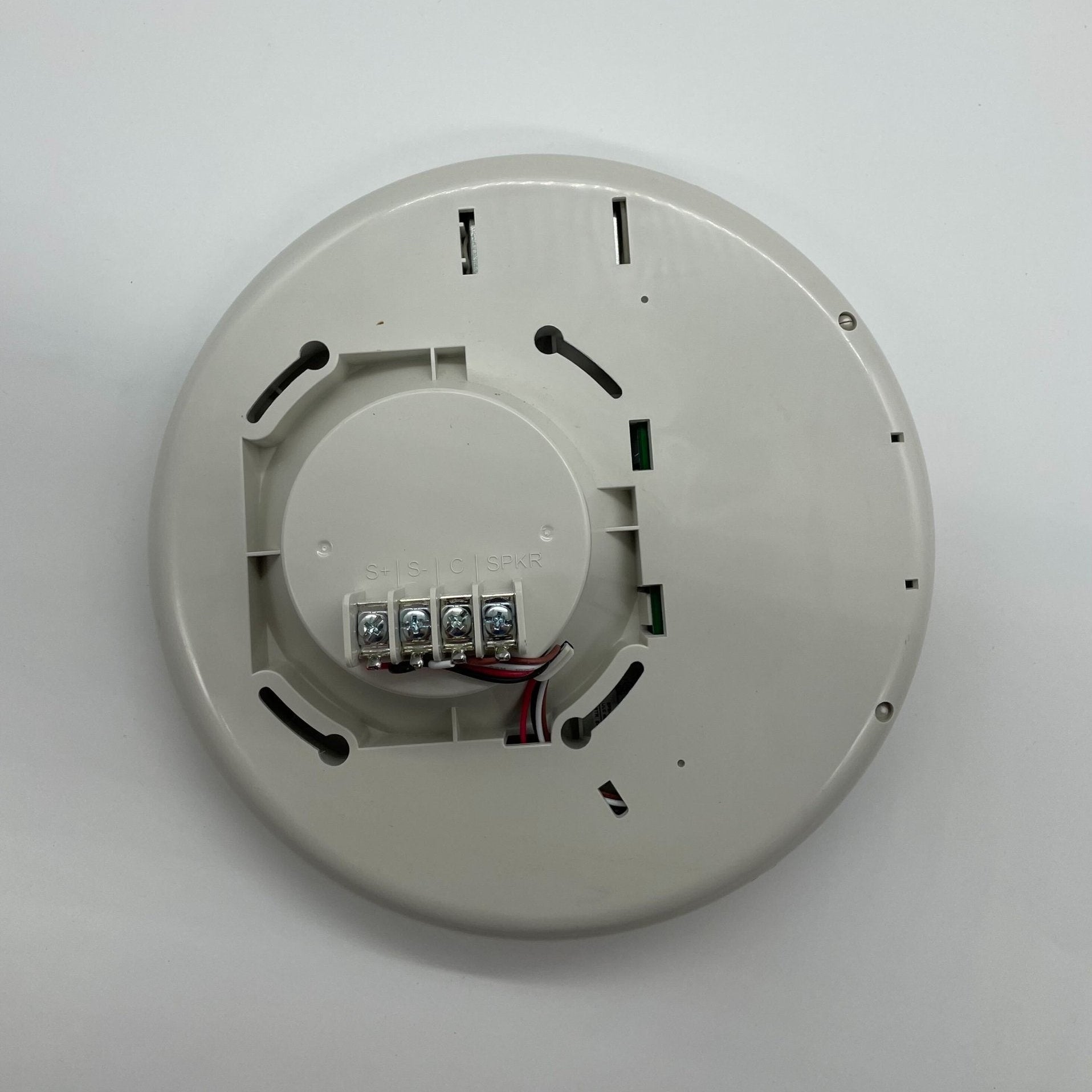 Edwards GCWN-S7VMHA GC ceiling speaker strobe, 70V speaker strobe with white housing and mounting hardware.