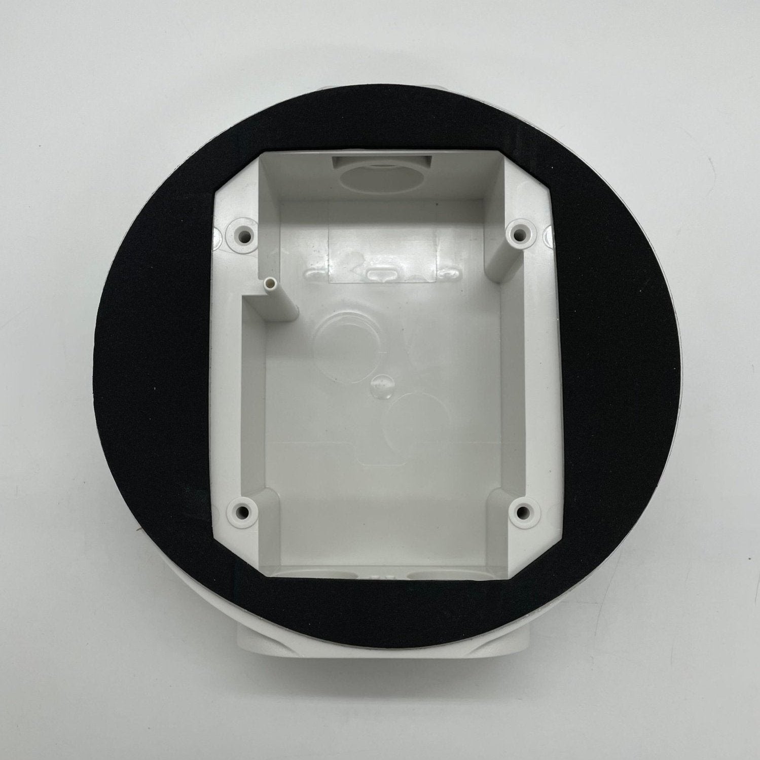 White outdoor strobe light from System Sensor, model SCWHK, designed for emergency warning and outdoor safety alert.